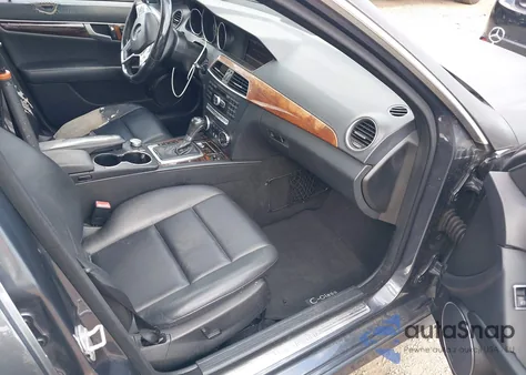 2013 Mercedes-Benz C 300 Sport 4Matic z USA, uszkodzony, nr VIN WDDGF8AB5DR259408